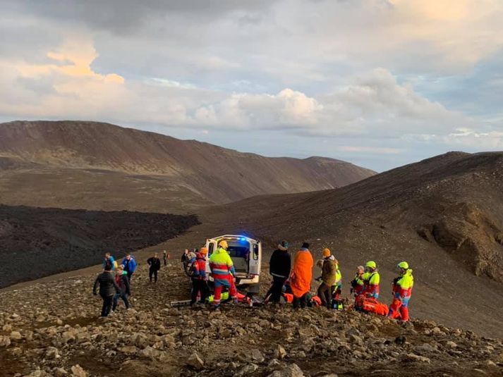 Björgunarsveitarfólk og sjúkraflutningafólk komu konunni til aðstoðar.