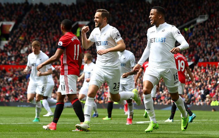 Gylfi fagnar á Old Trafford.