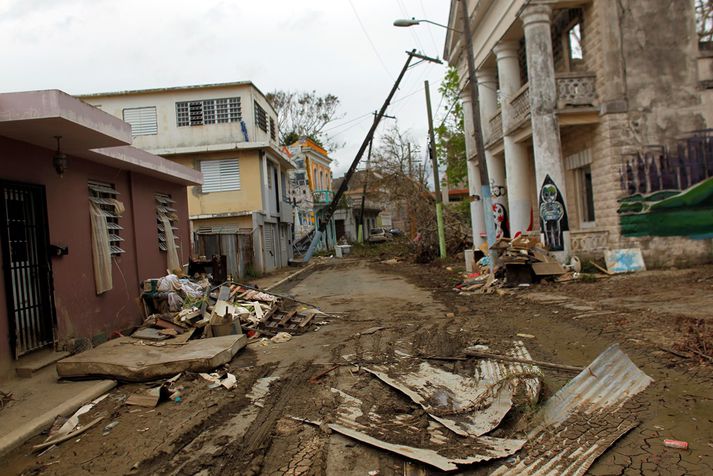 Erfiðlega hefur gengið að keyra birgðum um götur og vegi Puerto Rico vegna skemmda og braks.