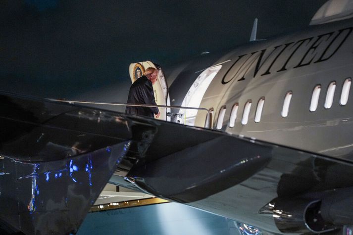 Trump á leið um borð í Air Force One í gær þar sem hann lét ummælin falla.