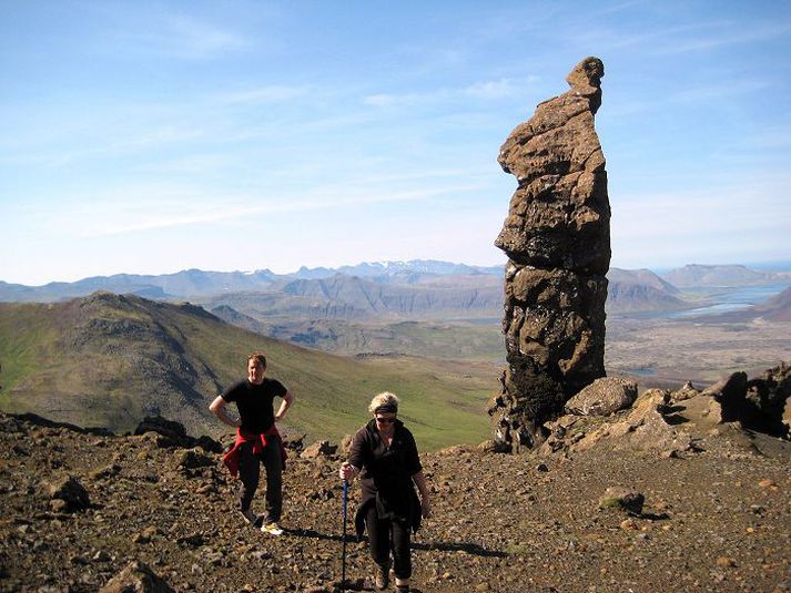 Móbergsdranginn er ekki árennilegur enda er ekki vitað um nema einn sem hefur klifið hann, þá fimmtán ára.
