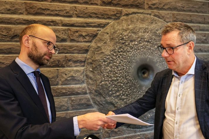 Magnús afhendir Willum kæruna.