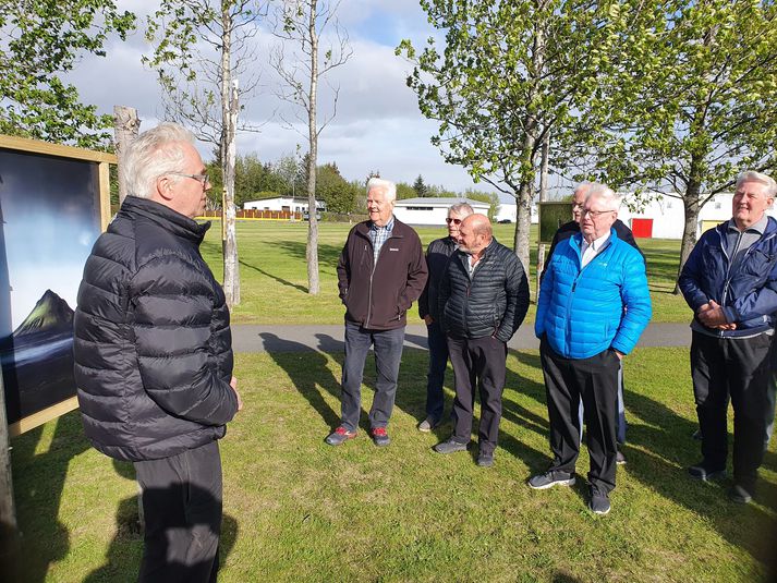 Baldur að fræða gesti um sýninguna en mikið er um hópa, sem mæta til að sjá sýninguna og virða myndirnar fyrir sér.