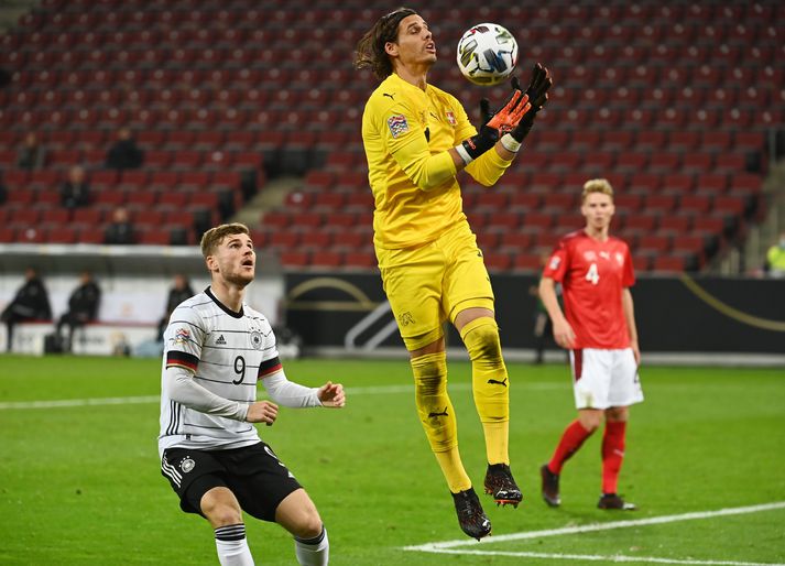 Markvörðurinn Yann Sommer handsamar boltann er Timo Werner fylgist með.