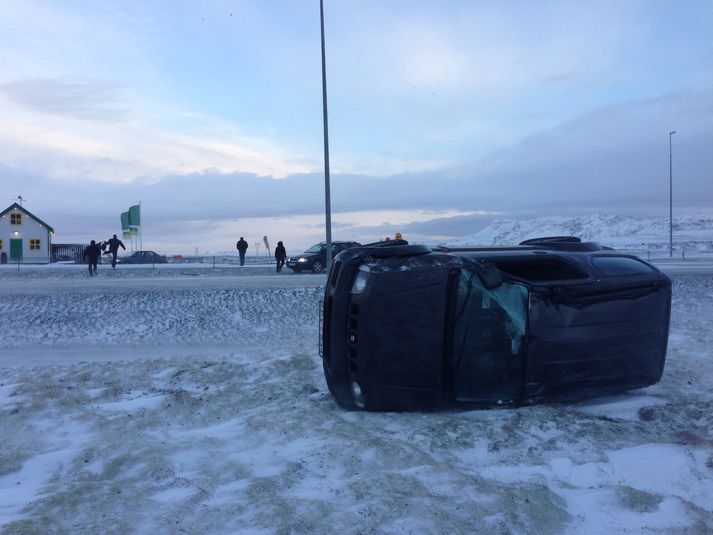 Bílinn endaði á hliðinni.