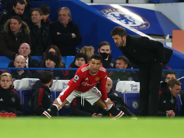 Michael Carrick ræðir við Cristiano Ronaldo áður en Portúgalinn kom inn á gegn Chelsea.