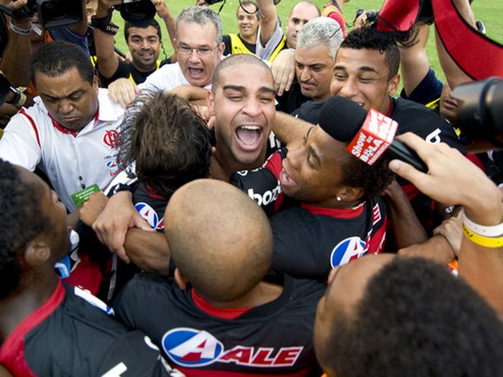 Adriano fagnar brasilíska meistaratitlinum með Flamengo.