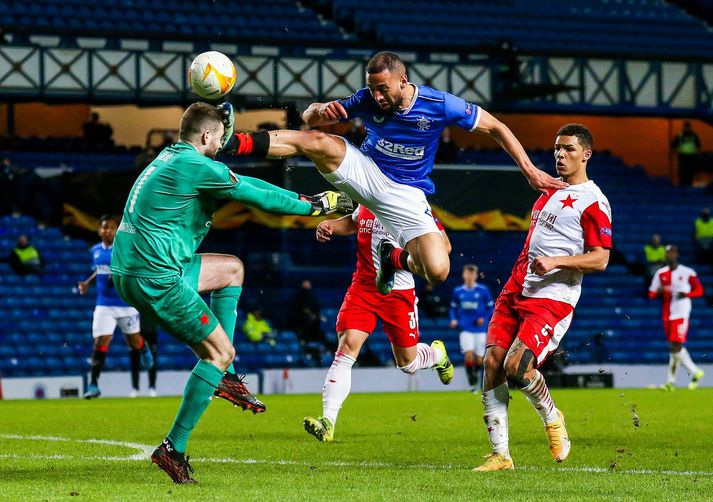 Kemar Roofe fékk eðlilega rautt spjald fyrir þessa tæklingu.