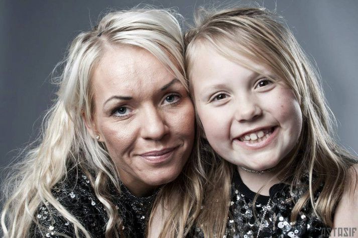 Dóttirin sem er 14 ára vann hetjudáð þegar hún bjargaði móður sinni út úr brennandi íbúðinni.