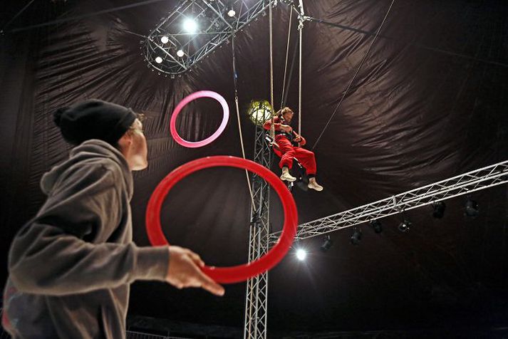 Sirkusævintýr Sýningin Pluto Crazy þykir ævintýraleg.