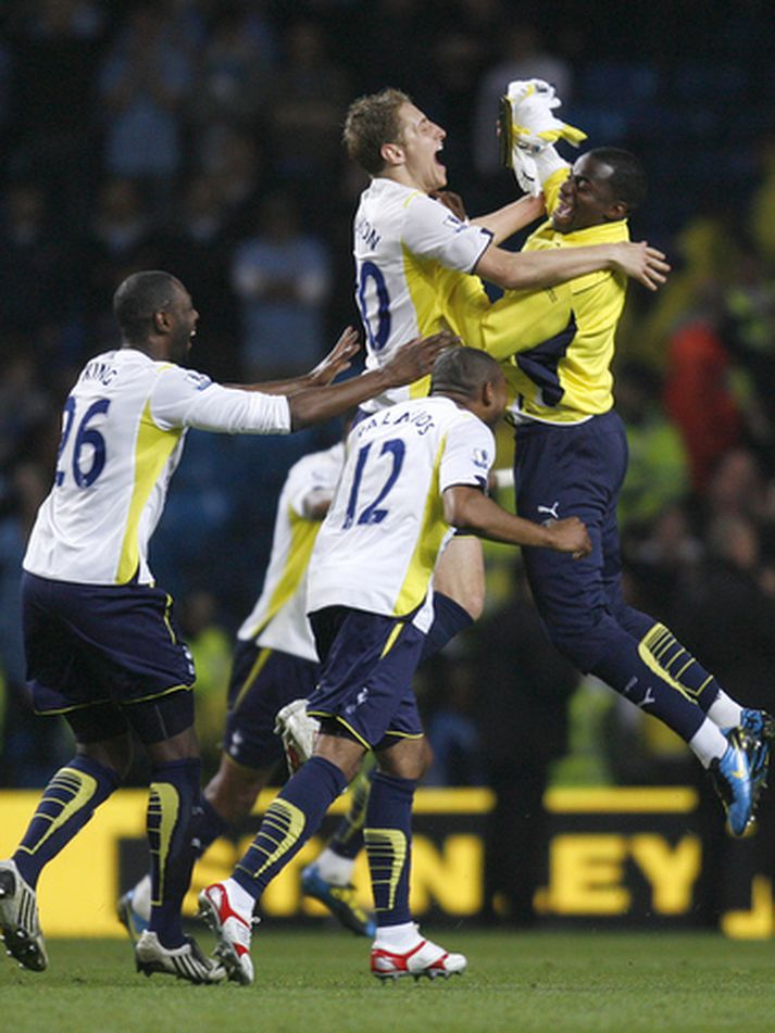Michael Dawson og félagar sjást hér fagna sigrinum og sætinu í Meistaradeildinni.