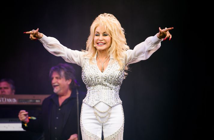 Dolly Parton naut sín á sviðinu.