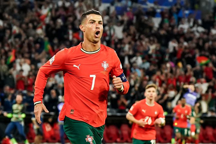 Cristiano Ronaldo fagnar marki sínu í gær.
