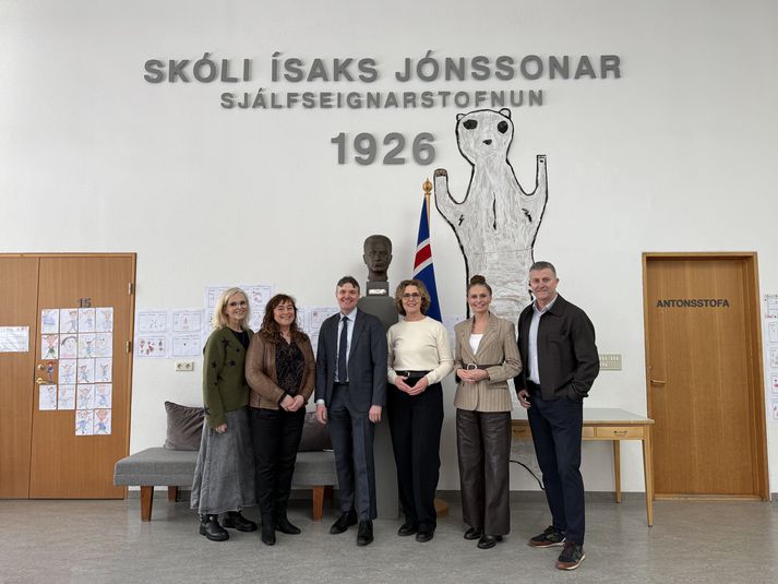 Frá vinstri: Ingibjörg Ýr Pálmadóttir deildarstjóri grunnskóladeildar, Anna Birna Snæbjörnsdóttir sviðsstjóri menntasviðs, Páll Harðarson stjórnarformaður Ísaksskóla, Sigríður Anna Guðjónsdóttir skólastjóri, Ásdís Kristjánsdóttir bæjarstjóri og Orri Hlöðversson formaður bæjarráðs.