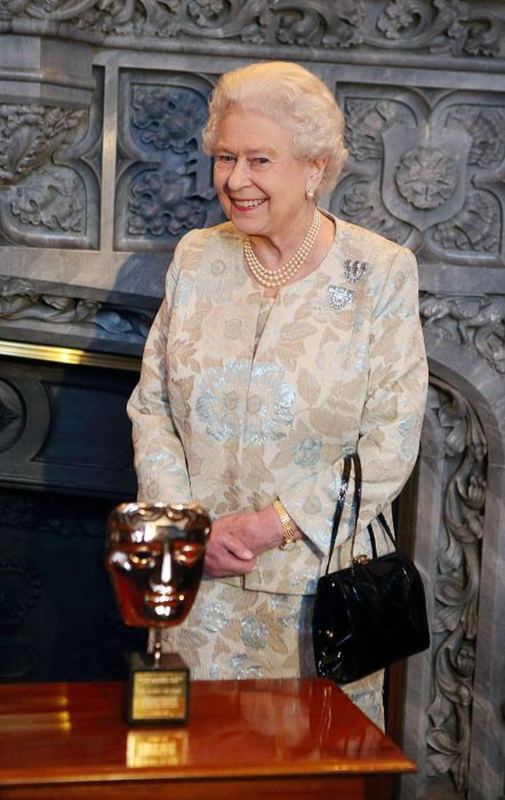 Elísabet Englandsdrottning var greinilega ánægð með Bafta-verðlaunin. nordicphotos/getty