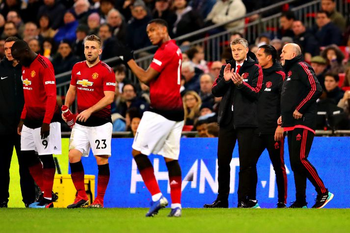 Ole Gunnar Solskjær stýrir skiptingu í leik Manchester United og Tottenham.