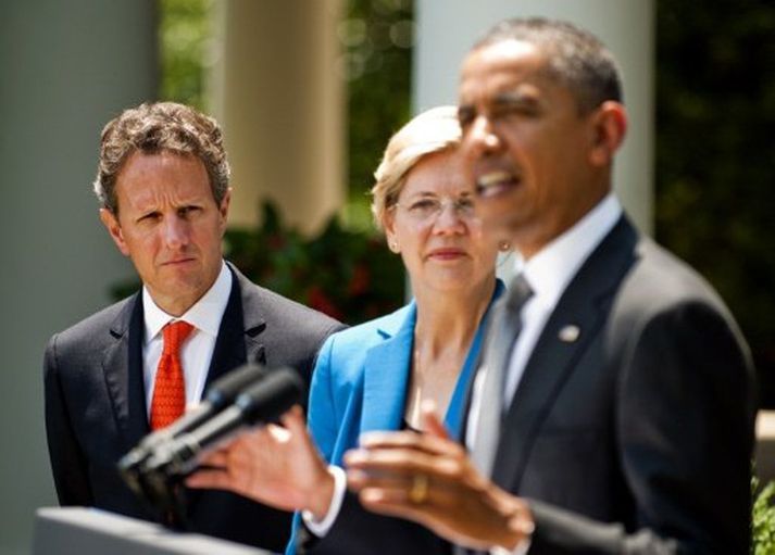 Geithner hlustar á Barack Obama. Mynd/ AFP.