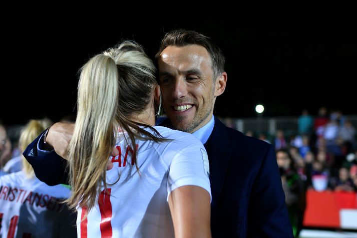 Neville ásamt Toni Duggan, einum af markaskorurum gærkvöldsins.