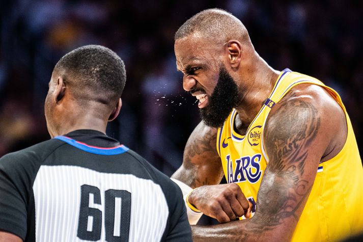 LeBron James frussar af bræði eftir dóm sem honum mislíkaði.