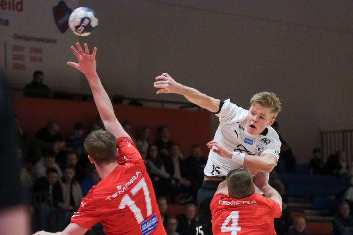 Ómar Darri lætur vaða í átt að marki í leik með FH