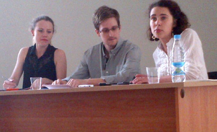Snowden í Moskvu fyrir helgi ásamt fulltrúa Wikileaks og þýðanda.