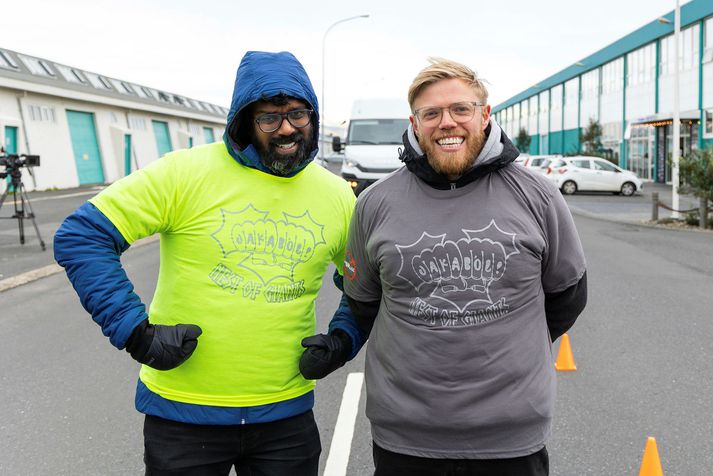 Stjörnurnar Rob and Romesh, sem stýra vinsælum þætti á Sky One. Tvímenningarnir grínuðust með stjórnmálaskoðanir Ásmundar Einar áður en hann lagði þá að velli í trukkadrætti. Þar með hefndi hann að sögn fyrir IceSave og þorskastríðin... þótt fyrr hefði verið.