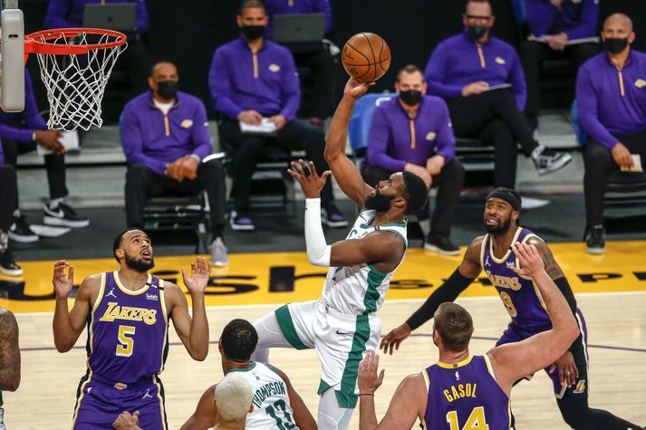 Leikmenn Los Angeles Lakers réðu ekkert við Jaylen Brown.