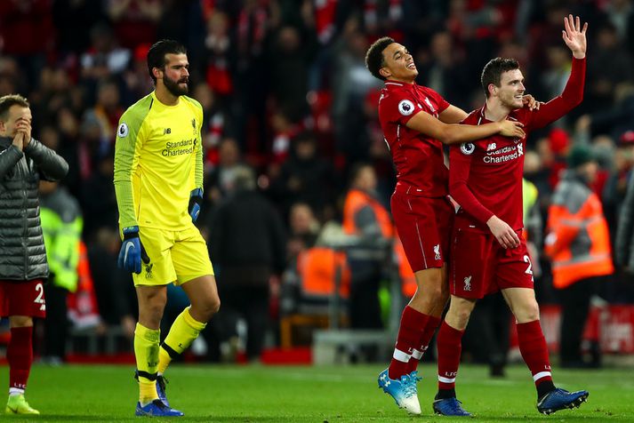 Andrew Robertson og Trent Alexander-Arnold fagna saman en með þeim á myndinni er markvörðurinn Alisson Becker.