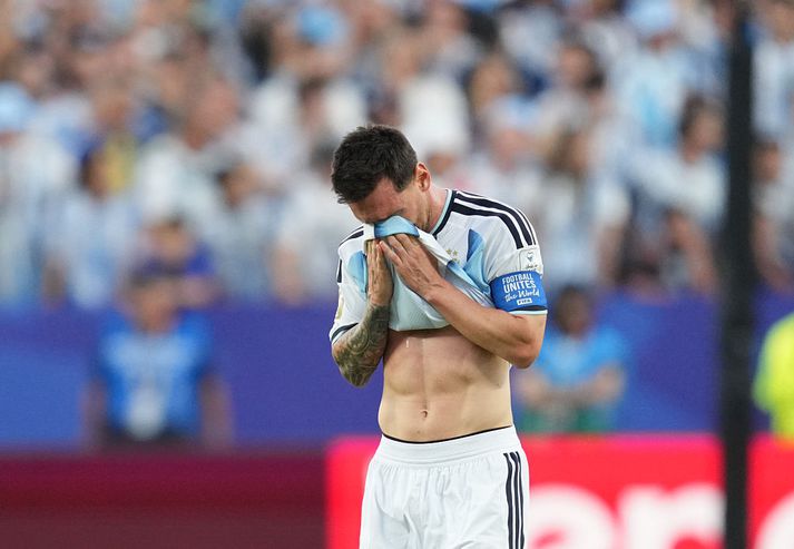 Lionel Messi þurrkaði tárin í treyjuna eftir að hafa komið Argentínu í 1-0.