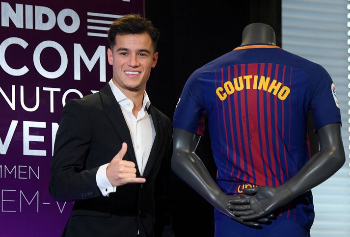 Coutinho og nýi búningurinn. Hann á enn eftir að fá númer.