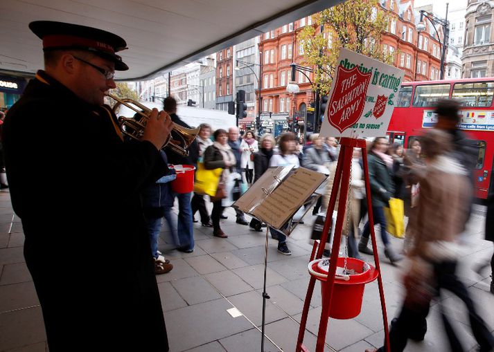 Áætlað er að aðal verslunargötur London muni selja jólavörur fyrir 450 milljarða króna.