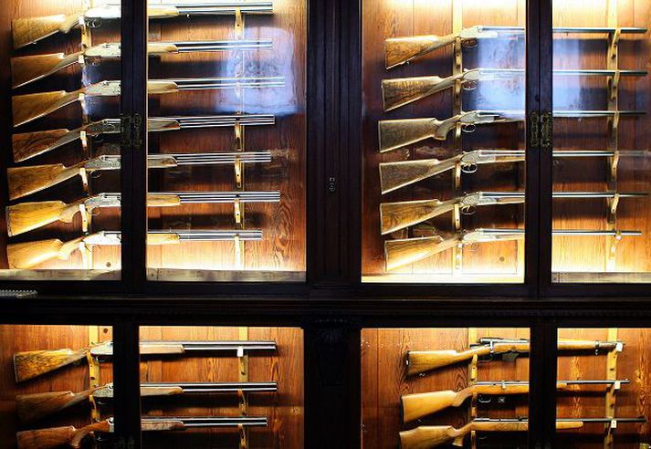 Gamlir veiðirifflar til sýnis í framleiðslustöð byssuframleiðandans Beretta. Í lögum er kveðið á um að eigendur vopna verði að geyma þau í læstum hirslum, og fleiri en þrjár byssur í sömu eigu verði að geyma í sérstökum byssuskáp vottuðum af lögreglu. NOrdicphotos/AFP