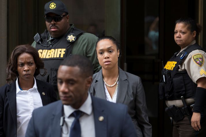 Marilyn Mosby, fyrir miðju, segir niðurstöðuna pínlega.