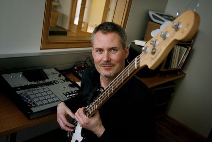 bjarni sveinbjörnsson Bassaleikarinn hefur gefið út sína fyrstu sólóplötu, sem nefnist About Time.fréttablaðið/pjetur