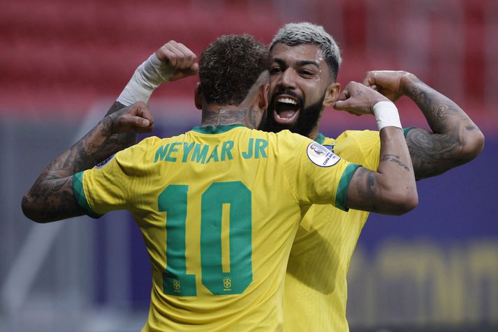 Gabriel Barbosa og Neymar Jr. fagna hér marki saman með brasilíska landsliðinu.