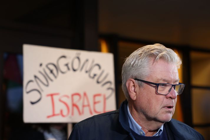 Stefán Jón Hafstein stjórnarformaður RÚV fyrir utan Útvarpshúsið á þriðja tímanum.