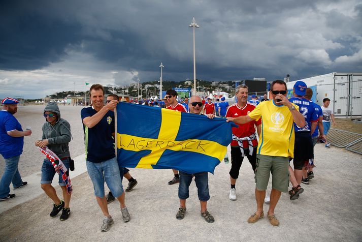 Svíar fagna með sínum manni Lars Lagerbäck í kvöld ef hann vinnur.