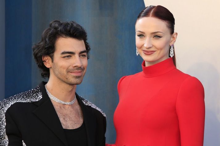 Joe Jonas og Sophie Turner hófu fyrst að stinga saman nefjum árið 2016. 