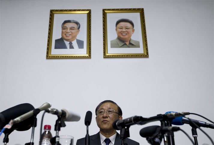 Ji Jae Ryong undir vökulum augum Kim Il-Sung og Kim Jong-Il