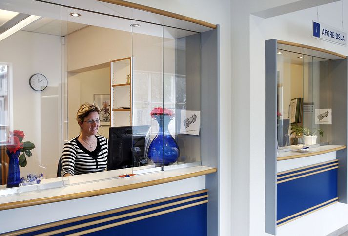 Verkefnastjóri hjá Sjúkratryggingum segir það þó af og frá að verið sé að ýta fólki yfir í einkarekstur; fólk fái val um hjá hvorum lækninum það vilji vera.