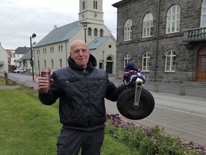 Villi á Benzanum með nefhjólið á grasbalanum við Austurvöll.