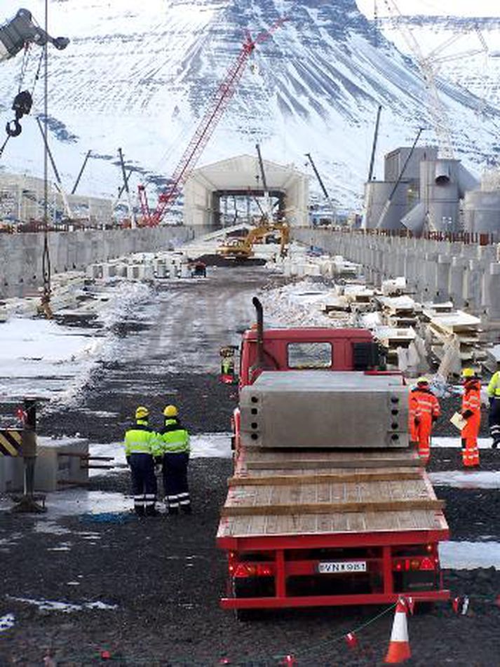Vetrarmyndir frá framkvæmdum við byggingu álvers í Reyðarfirði.