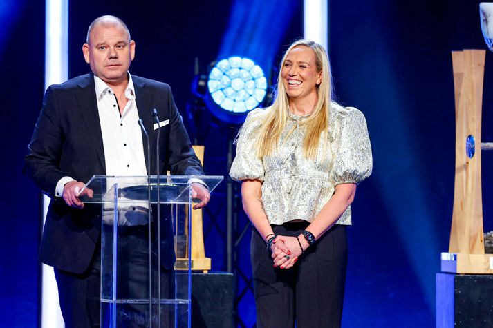 Ágúst Þór Jóhannsson tekur við verðlaunum sínum í kvöld.