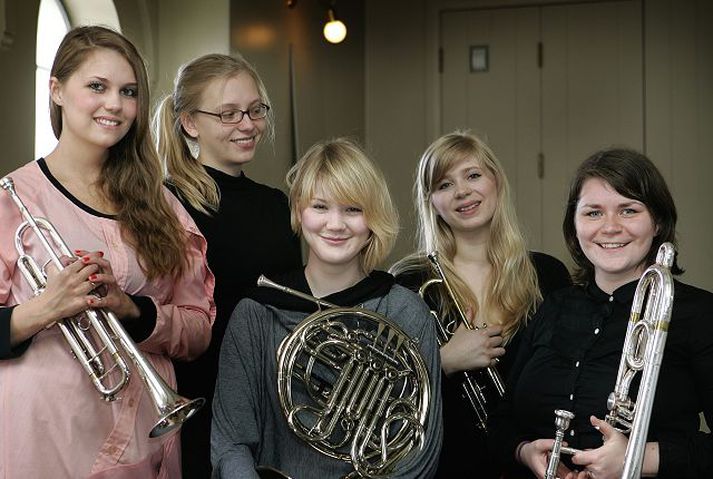 Stúlkurnar í brasskvintettinum munu leika létta tóna í allt sumar. fréttablaðið/arnþór
