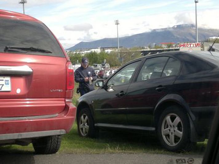 Stöðumælavörður við störf í Laugardalnum