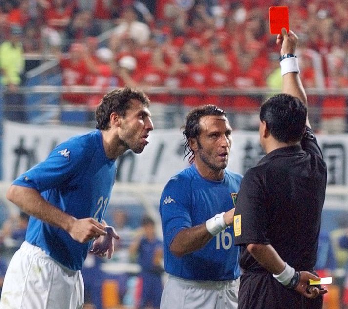 Vieri og Di Livio rökræða við Moreno eftir að hann sýndi Totti rauða spjaldið.