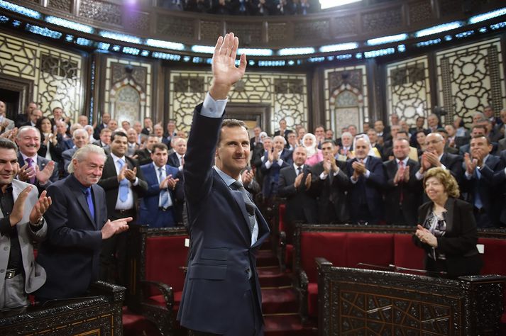 Bashar al-Assad á þinginu eftir ræðu sína.