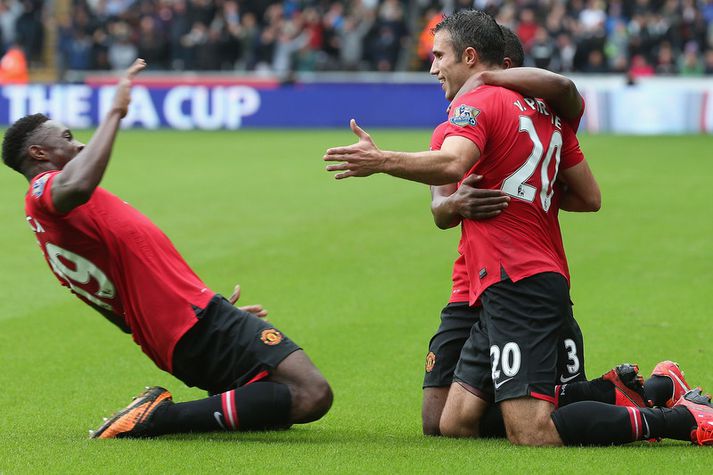 Robin van Persie and Danny Welbeck fagna hér einu marka kvöldsins.