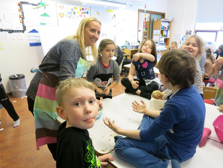 Önnum kafnir nemendur í góðgerðaviku.