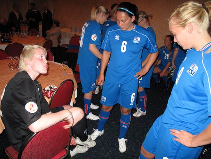 Hólmfríður Magnúsdóttir fer yfir málin með Söndru Sigurðardóttur og Margréti Láru Viðarsdóttur.